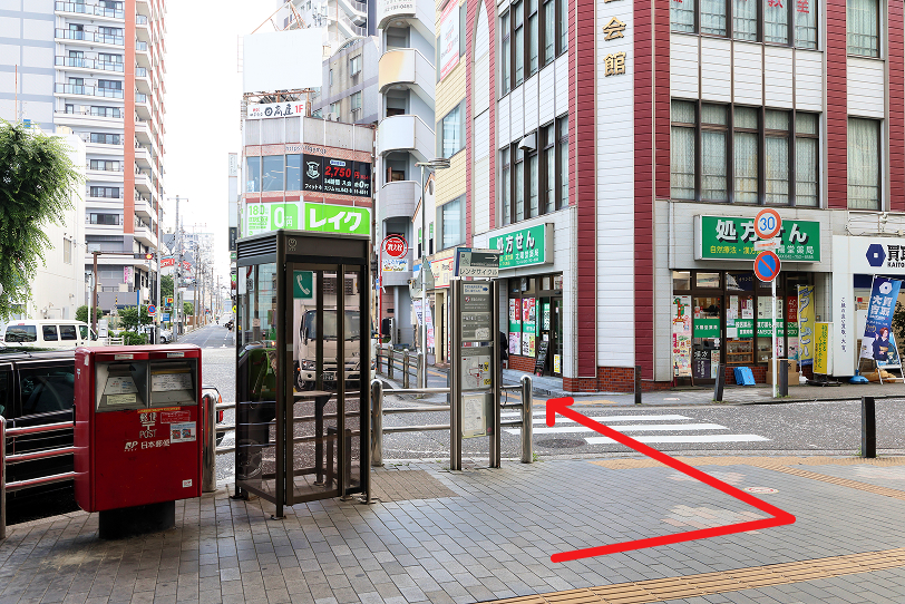 ④郵便ポストのそばの横断歩道を渡り、直進します。