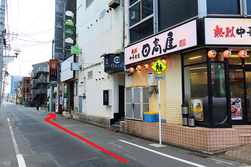 ⑤日高屋様を少し過ぎたところに、縁の看板があります。
